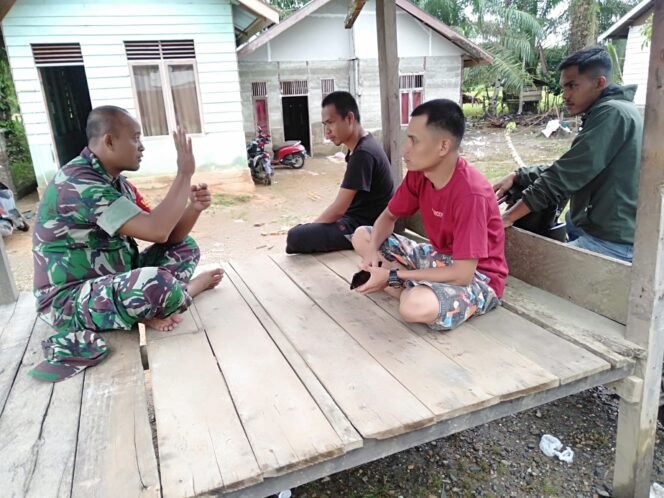 
					Babinsa Koramil 0105-10/Woyla Barat Sertu Robet Aktif Laksanakan Komsos di Desa Alue Perman