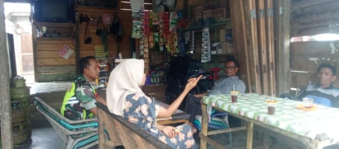 
					Babinsa Ramil 11/WT Serda Andi Surianto Tingkatkan Keakraban Melalui Komsos