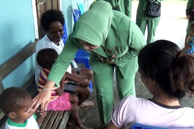
					Bersama Cegah Stunting, Persit Kck Salurkan Gizi Tambahan Untuk Anak