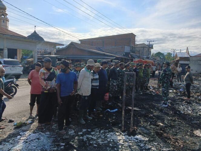 
Aksi Sinergi Ciptakan Kepedulian Terhadap Sesama, Karya Bakti Kodim 0114/Aceh Jaya di Pasar Lamno