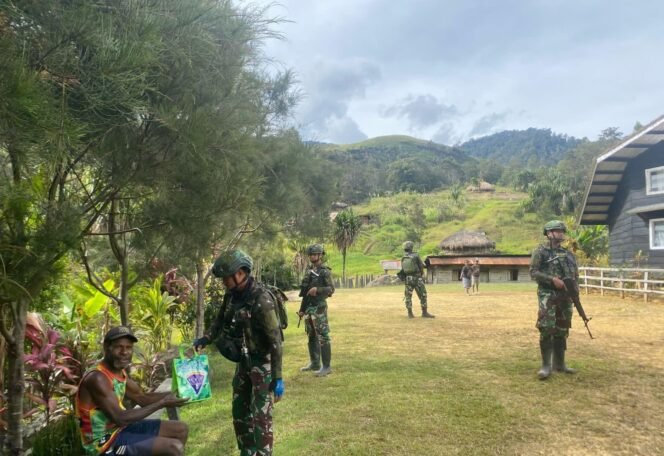 
Warga Perbatasan Papua Terima Bantuan Sembako dari Satgas Yonif 614/RJP