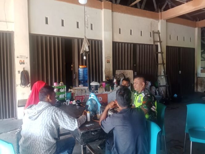 
					Babinsa Komsos dengan Tokoh Masyarakat, Kemanunggalan TNI-Rakyat Begitu Nyata