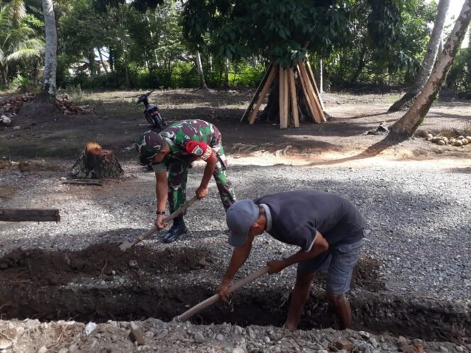 
					Babinsa Koramil 09/Samatiga, Serda Sofyan, Turun Langsung Membantu Warga Desa Cot Mesjid dalam Pembangunan Teras Rumah