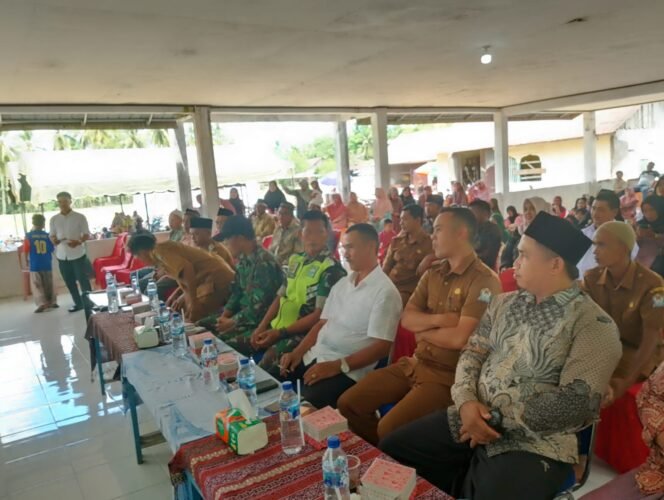 
					Untuk Keselamatan Dan Kesuksesan Babinsa Koramil 02/Woyla Hadiri Giat Peusijuk Lapangan Bola Kaki Desa Padang Jawa