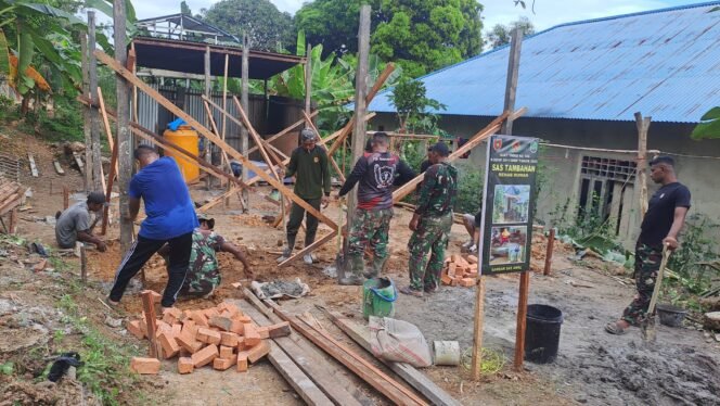 
					Di Perbatasan, TNI dan Rakyat Bahu Membahu Bangun Hunian Layak Melalui TMMD