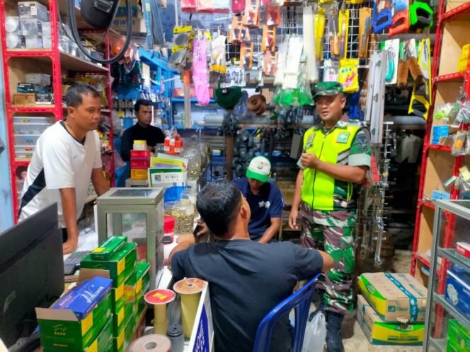 
					Babinsa Koramil 0105-10/Woyla Barat Sertu Robet Laksanakan Anjangsana dan Cek Harga Sembako di Desa Binaan