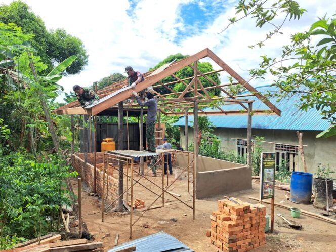 
					TNI dan Warga Mansapa Bahu-Membahu Pasang Atap Rumah Bapak Jailani di TMMD ke-124