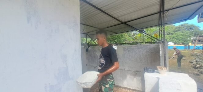 
TNI dan Warga Bersinergi Bangun Fasilitas Sanitasi di Mansapa Melalui TMMD