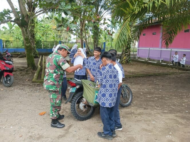 
					Motor Pintar Babinsa Koramil 05/Panga Sambangi SMPN 1 Panga, Tingkatkan Minat Baca Pelajar