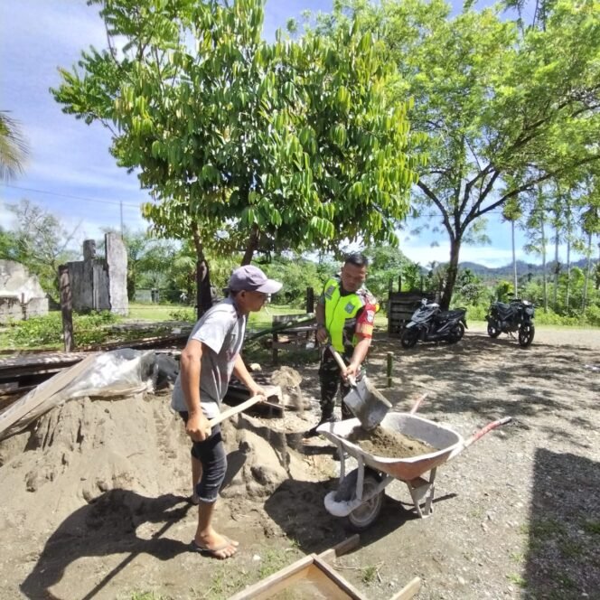 
Babinsa Koramil 01/Sungaimas Bantu Warga Desa Binaan