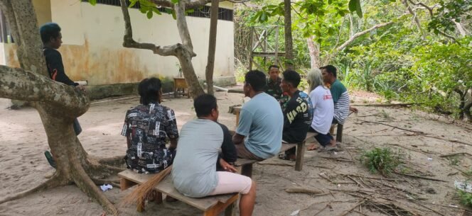 
					Babinsa Koramil 08/PMK Tingkatkan Komunikasi Sosial dengan Masyarakat