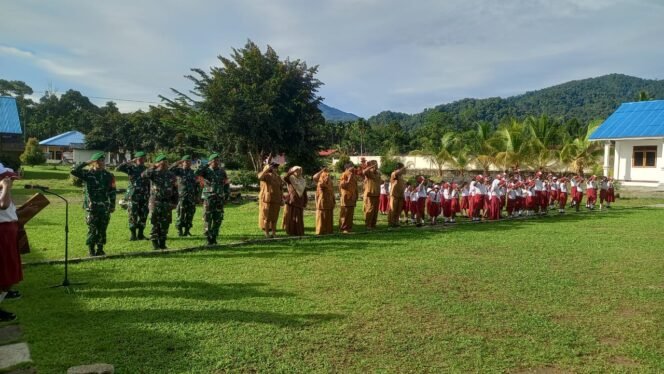 
					Tanamkan Cinta Tanah Air dan Disiplin Sejak Dini, Babinsa Warmare Jadi Inspektur Upacara Bendera di SD Negeri 36 Wasegi