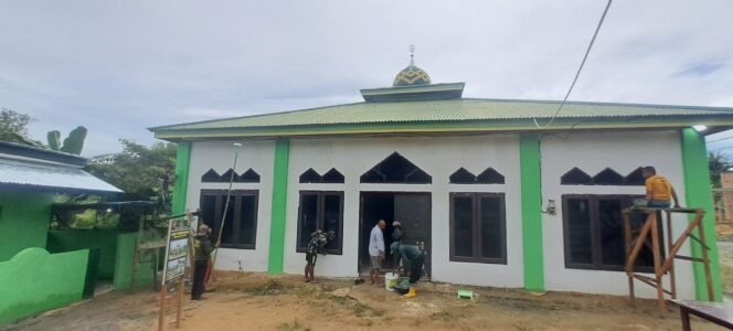 
					Anggota Satgas TMMD Kerahkan Ketelitian dalam Pengecatan Masjid di Mansapa