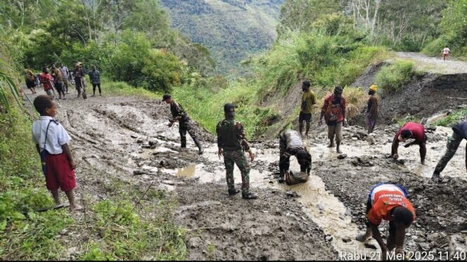 
					Satgas Yonif 614/RJP dan Warga Bersinergi Perbaiki Jalan Poros