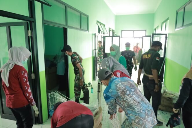 
					Pembersihan Puskesmas Paminggir: Koramil 1001-11/Danau Panggang dan Masyarakat Berkolaborasi