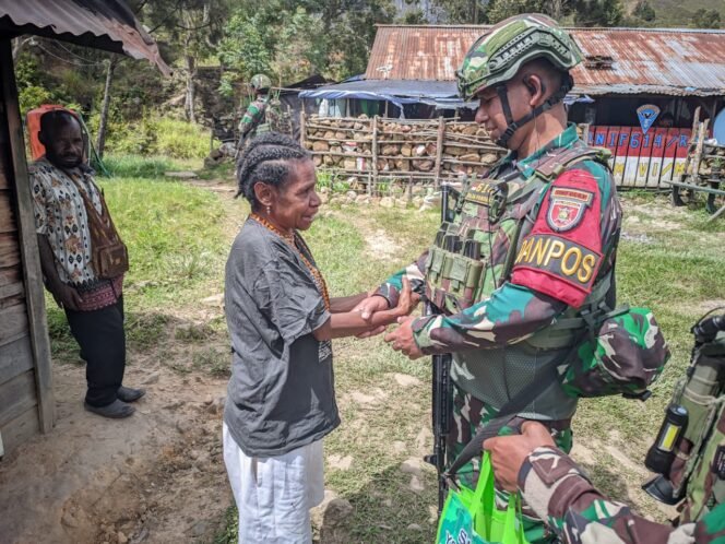 
					Peduli Warga, Satgas Yonif 614/RJP Bagikan Sembako di Kampung Lowanom