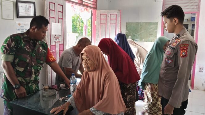 
Dukung Kesejahteraan Rakyat: Babinsa Pasie Raya Hadiri Pembagian BLT-DD Tahap II di Desa Pulo Tinggi