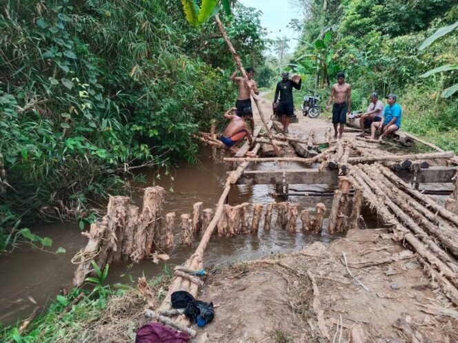 
					Gotong Royong Penuh Semangat, Satgas TMMD Ke-124 Bersama Masyarakat Bangun Jembatan