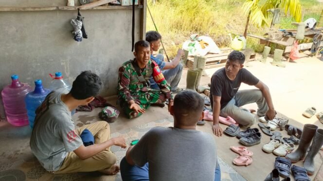 
					Babinsa Kodim 1201/Mempawah Sosialisasikan Kegiatan TMMD Reguler ke-124 kepada Warga