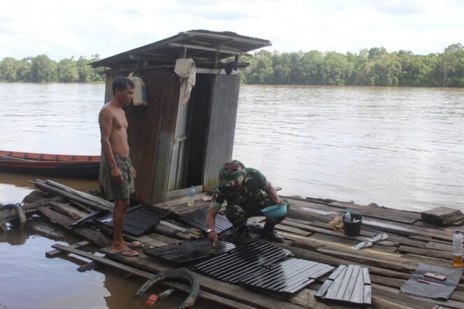 
Sela Waktu Istirahat, Satgas TMMD Ke-124 Kodim 1012/Buntok Bantu Warga Pengecatan Perahu