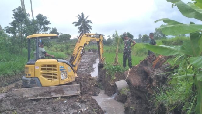 
					Satgas TMMD Kodim 1620/Lombok Tengah Pasang Gorong-Gorong untuk Lancarkan Akses Desa