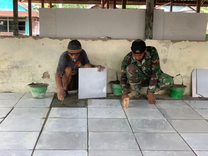 
					Satgas TMMD Kodim 1012/Buntok dan Warga Bersama Pasang Keramik di Pasar Desa Talio