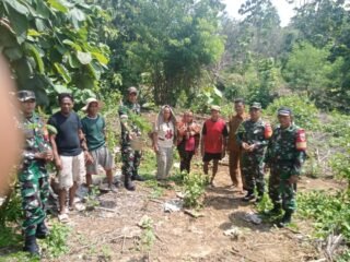 Tanam Bibit Pohon Jati dan Trembesi sebagai Upaya Penghijauan yang Dilakukan Babinsa Koramil 1431-03/Poleang