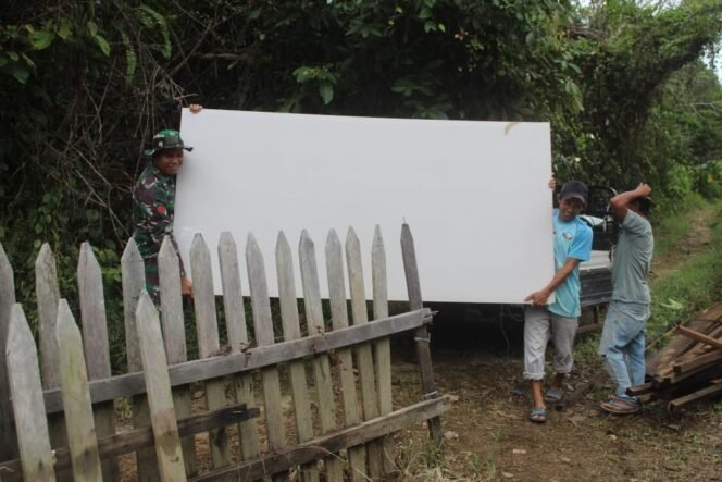
					Gotong Royong Bersihkan Rumput, Satgas TMMD Kodim 1012/Buntok Andalkan Cangkul