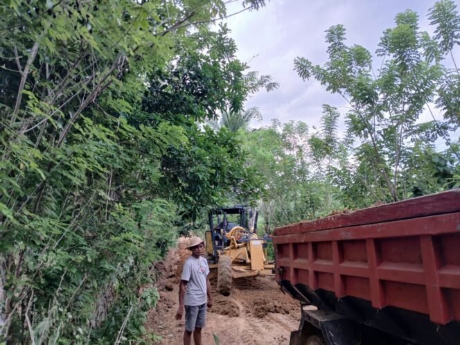 
					Kebut Pengerjaan JUT, Satgas TMMD ke 124 Kerahkan Dum Truck Lakukan Penimbunan