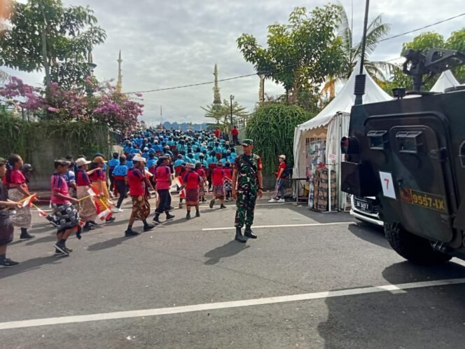 
					Babinsa Kelurahan Kawan Aktif Kawal Persiapan HUT ke-821 Kabupaten Bangli