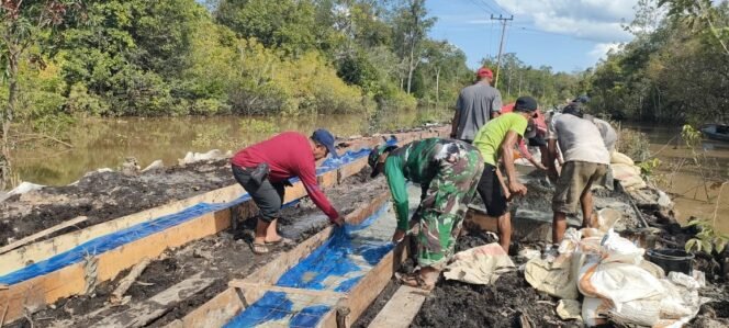 
Satgas TMMD Kodim 1012/Buntok Pasang Papan Penghubung Jalan di Desa Talio