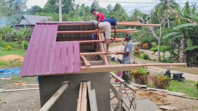 
					Satgas TMMD ke 124, Kodim 1431 Bombana Rampungkan Pemasangan Atap MCK dan Pemasangan Toilet