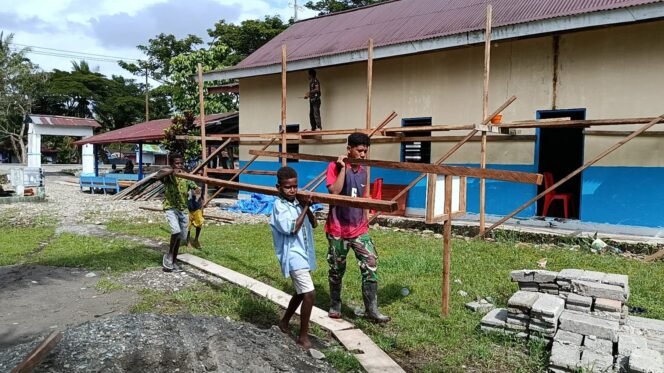 
					Anak-Anak Antusias Bantu Satgas TMMD Angkat Kayu