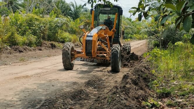 
					Perbaikan Jalan di Desa Wungkur Baru Semakin Optimal, Grader Kerja Maksimal