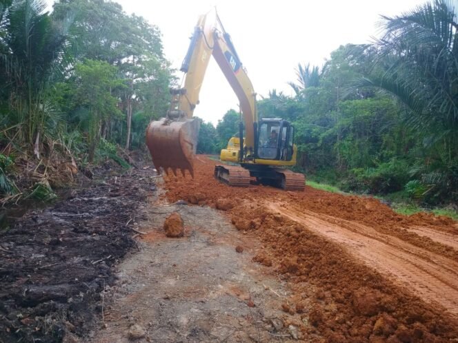 
					Kodim 0315/Tanjungpinang Terus Lanjutkan Pengurugan Jalan dalam Program TMMD ke-124 di Desa Panggak Laut
