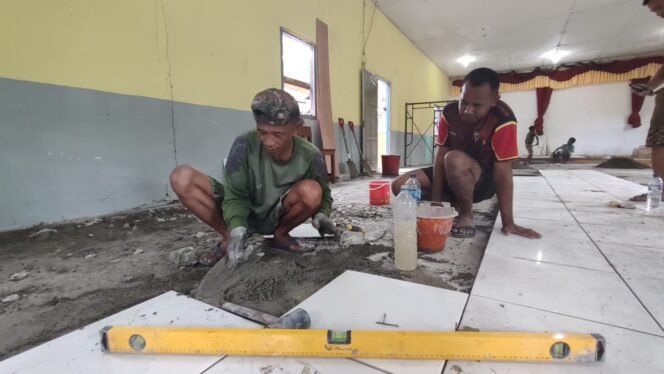 
					Rehabilitasi Gereja Katolik Santo Paulus di Kampung Pigapu Capai 75% dalam Program TMMD Kodim 1710/Mimika