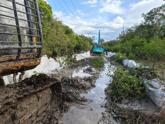 
					Penimbunan Dimulai di Atas Geotekstil untuk Pembukaan Jalan Desa Talio