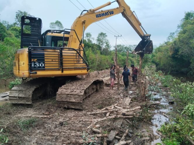 
Hadapi Tanah Labil, Satgas TMMD Kodim 1012/Buntok Perkuat Jalan dengan Kayu Cerucuk