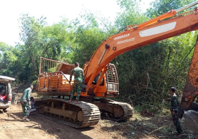 
Pastikan Kelancaran TMMD ke-124, Satgas Kodim 1624/Flotim Lakukan Pengecekan Rutin Alat Berat