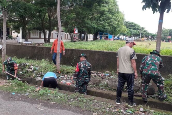 
					Normalisasi Saluran Air, Babinsa Koramil 1425-03/Tamalatea Bersama Warga Gelar Kerja Bakti