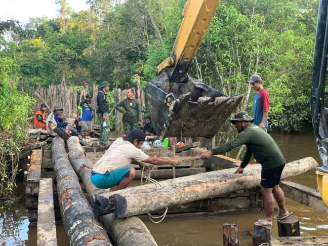 
					Pemasangan Kayu Penyangga Jembatan di Desa Talio Dibantu Alat Berat