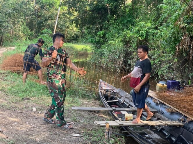 
					Satgas TMMD dan Warga Desa Talio Gotong Royong Angkut Besi Lansir untuk Jalan