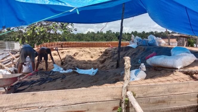 
					Satgas TMMD Angkut Papan Bangunan via Sungai, Jembatan Talio Segera Terwujud