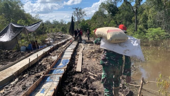 
Pengangkutan Semen Dimulai untuk Cor Jalan di Desa Talio, Barito Selatan