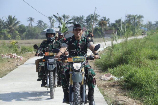 
					SEMANGAT KEBERSAMAAN DAN KOMITMEN KITA SEMUA DALAM MENJAGA KETERSEDIAAN PANGAN DAN MEMPERKUAT KETAHANAN WILAYAH, KATA DANREM 121/ABW BRIGJEN TNI PURNOMOSIDI, S.I.P., M.A.P., M.HAN., SAAT TANAM PADI DI KABUPATEN MEMPAWAH
