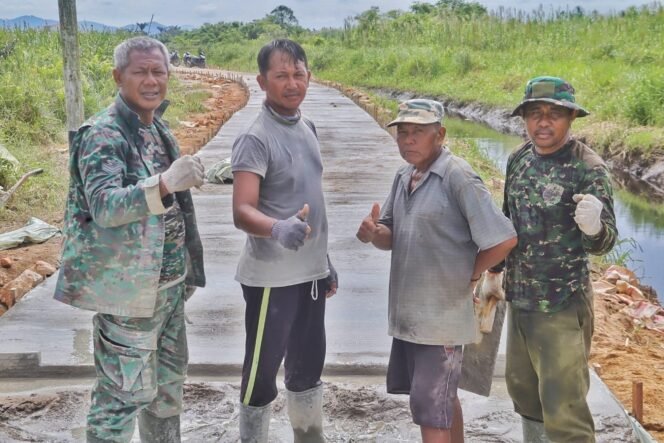 
Rabat Beton Masuk Tahap Finishing, Warga Bersyukur Jalan TMMD yang Dulu Cuma Harapan, Kini Sudah Mulus di Depan Mata