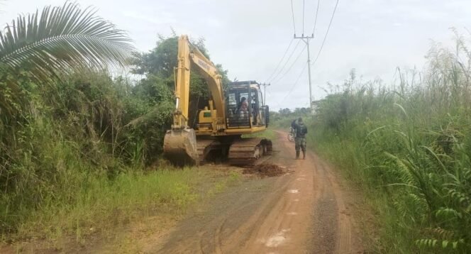 
Tak Kenal Lelah, Personil Satgas TMMD Ke- 124 Kodim 1012/Buntok Mengarahkan Operator Alat Berat