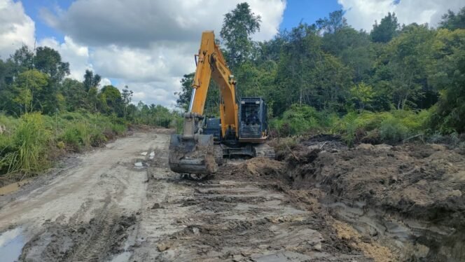 
					Excavator TMMD Kodim 1012/Buntok Kerjakan Drainase di Sisi Jalan Wungkur Baru