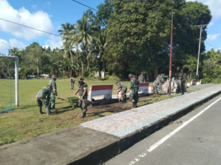 Persiapan Pembukaan TMMD, Plh Danramil 1301-07/Tabut Bersama Anggota Koramil1301-07/Tabut Bersihkan Lapangan Bola