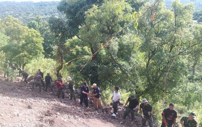 
					Kompak dan Penuh Semangat, TNI dan Warga Gotong Royong Bangun Drainase di TMMD Ke-124 Buleleng